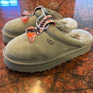 NWOT  UGG kids slippers size 1